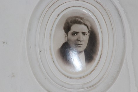 Sacrario dei partigiani di Torbella, ritratto di un partigiano in ceramica su fondo bianco.