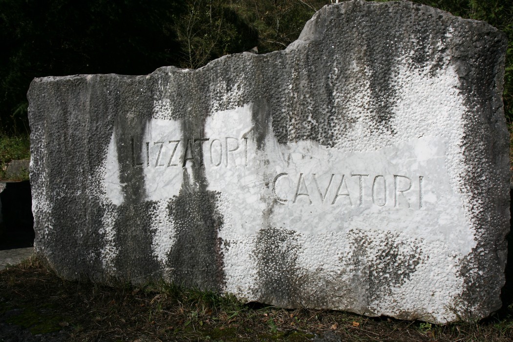 Monumento ai patrioti apuani, in marmo, che onora la memoria dei caduti locali.