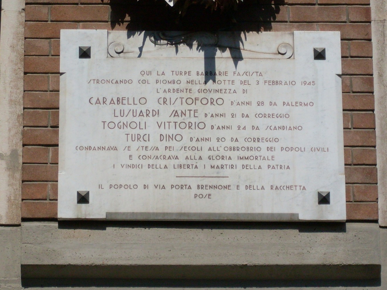 Lapide commemorativa ai martiri di Porta Brennone, in memoria delle vittime della violenza fascista.