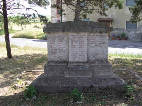 Monumento commemorativo dedicato ai caduti di Gallina, immerso nella natura e nella storia locale.