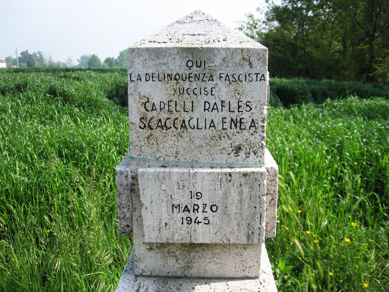 Cippo commemorativo dedicato a Capelli e Scaccaglia, vittime della violenza fascista, marzo 1945.