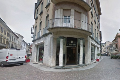 Immagine di un angolo di Arlenghi con negozi e pietre d'inciampo dedicate a Nai, simbolo di memoria storica.