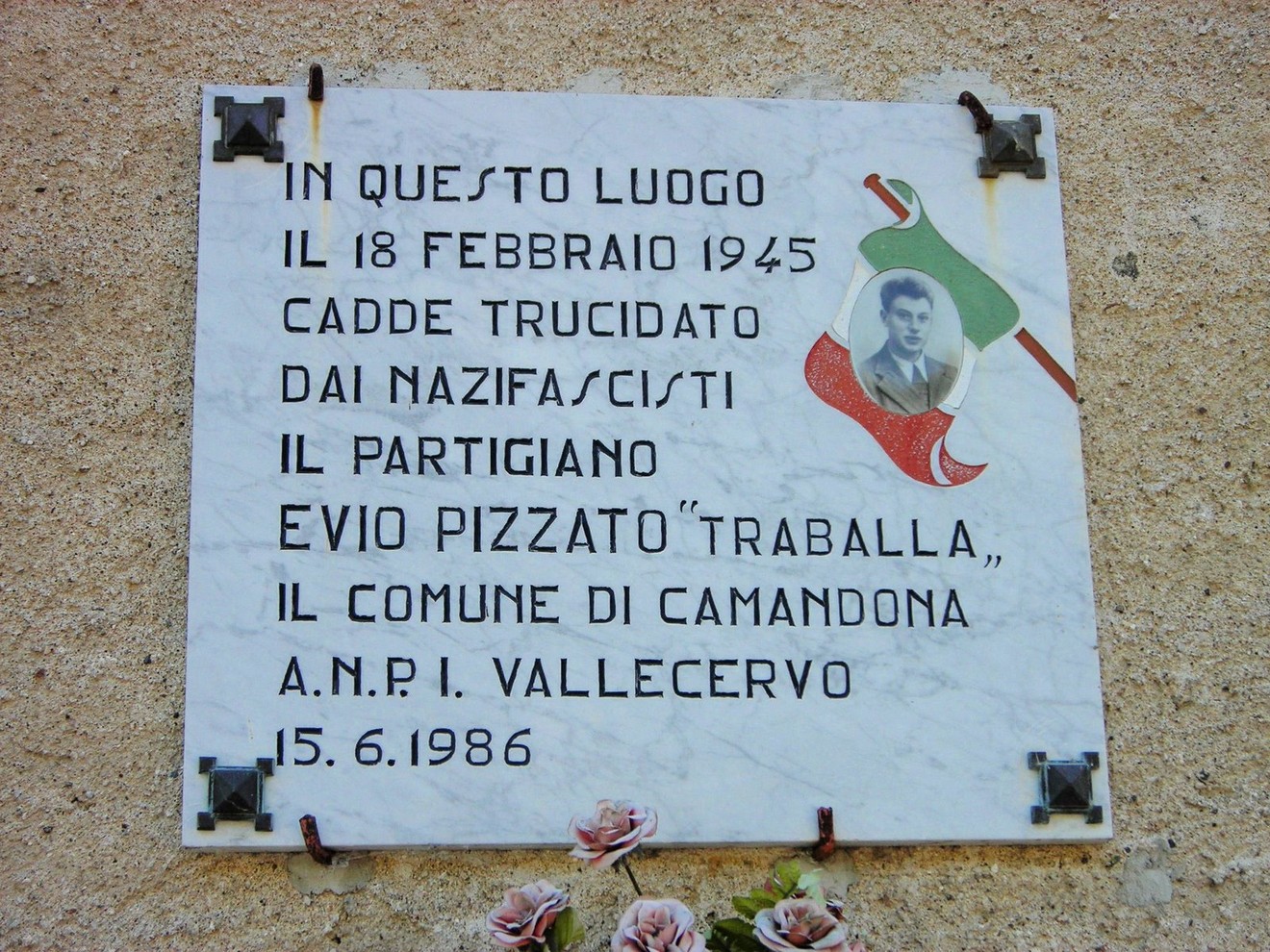 Lapide commemorativa di Evio Pizzato, partigiano ucciso nel 1945 a Camandona, Valle Cervo.