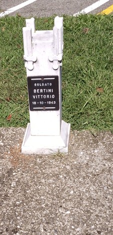 Cippi del viale della Rimembranza, monumento in memoria di un soldato con dettagli incisi su marmo.