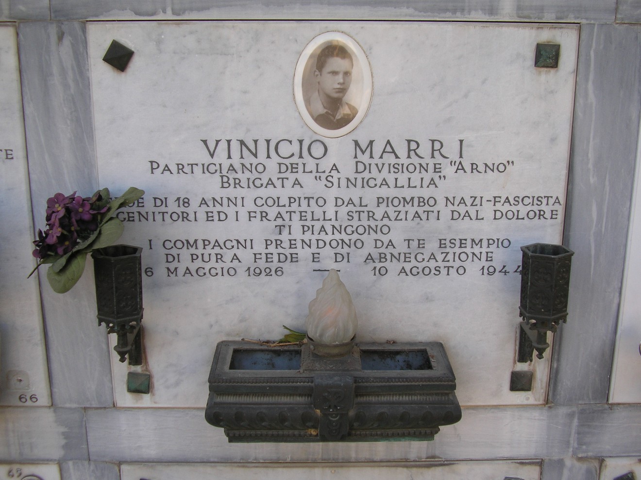 Sepolcro di Vinicio Marri, partigiano della Brigata "Sinigaglia", morto a 18 anni per il suo impegno nella Resistenza.