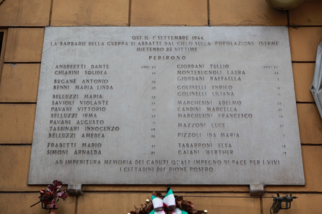 Lapide commemorativa dedicata alle vittime dei bombardamenti del 1944, con nomi e date.