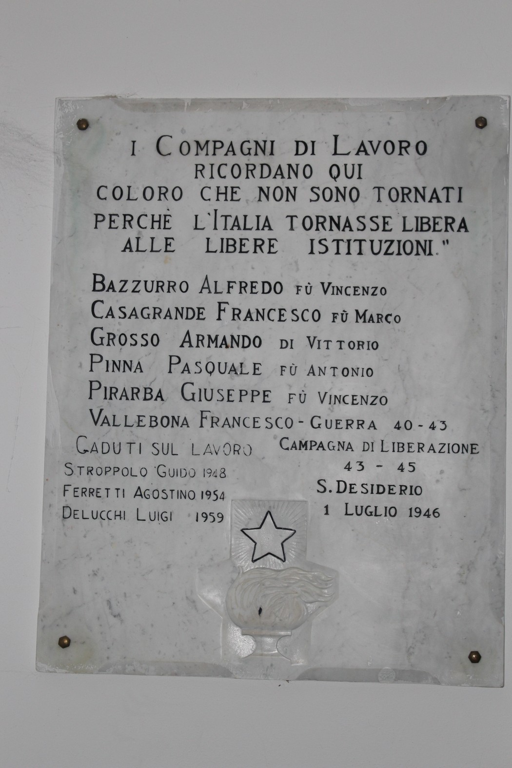 Lapide commemorativa dedicata ai caduti per la Libertà a San Desiderio, con nomi e date significative.