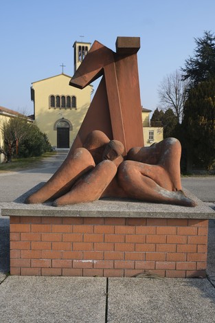 Monumento per l'eccidio di Felisio, scultura che rappresenta figure umane stilizzate in una posizione drammatica.