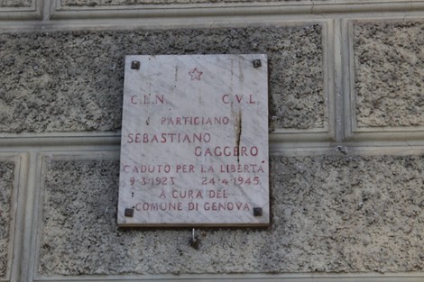 Lapide commemorativa dedicata al partigiano Sebastiano Gaggero, caduto per la libertà nel 1945.