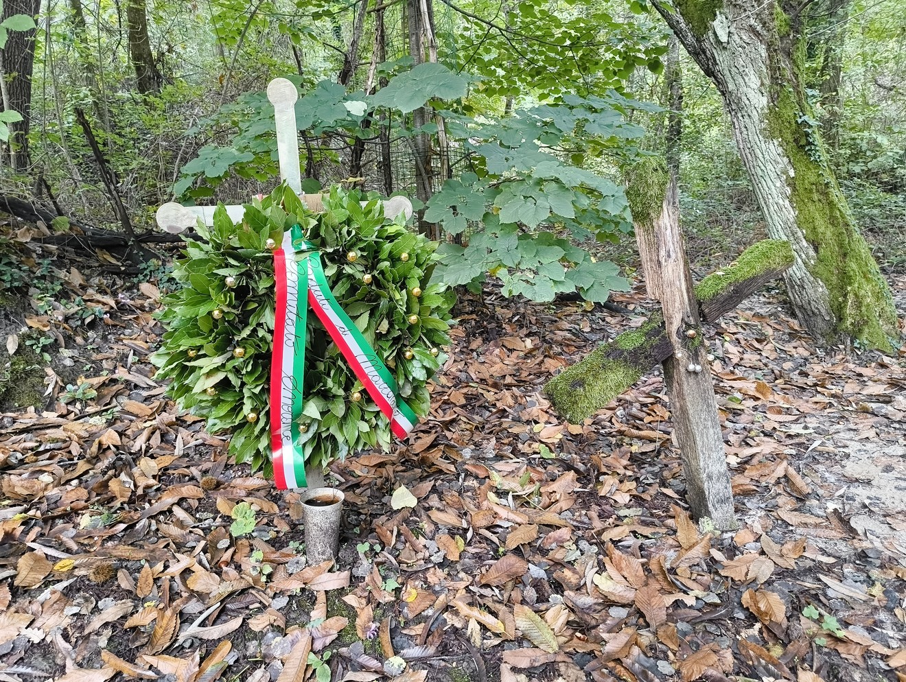 Croci e corona d’alloro al Casone di Riomoneta, in ricordo di eventi storici significativi.