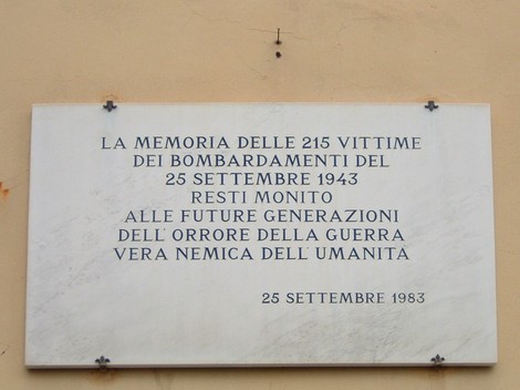 Lapide commemorativa delle 215 vittime dei bombardamenti del 25 settembre 1943 a Campo di Marte.