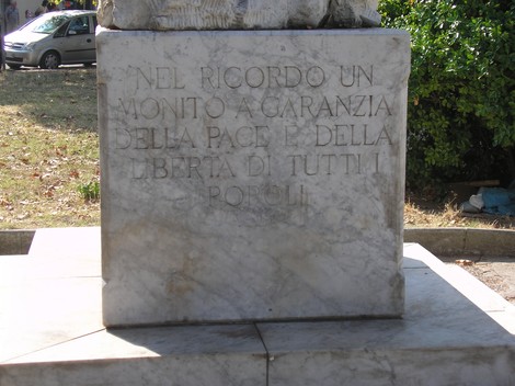 Monumento commemorativo ai caduti nei lager per la pace e la libertà di tutti i popoli.