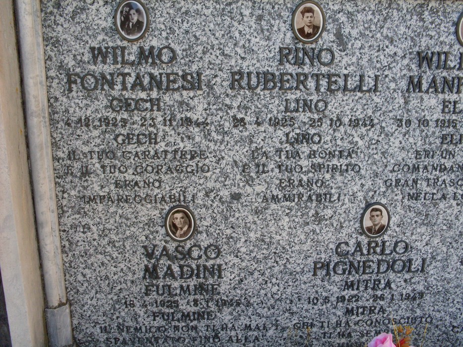 Sacrario dei partigiani di Felina, omaggio ai caduti della Resistenza italiana, con tombe e fotografie delle vittime.