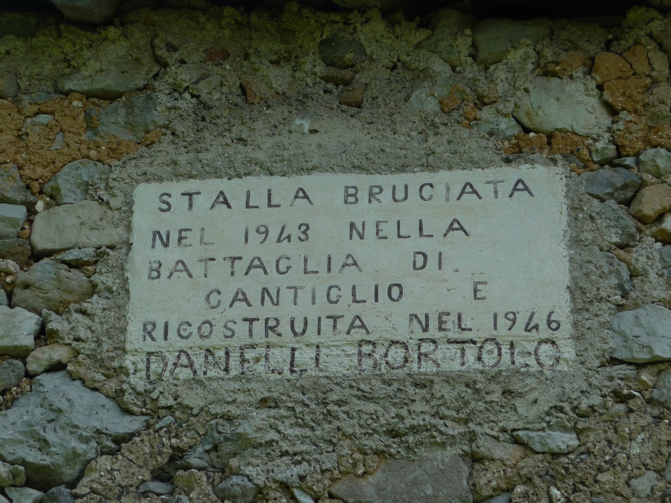 Lapide commemorativa della cascina Danelli, dedicata alla battaglia di Cantiglio e alla ricostruzione nel 1946.