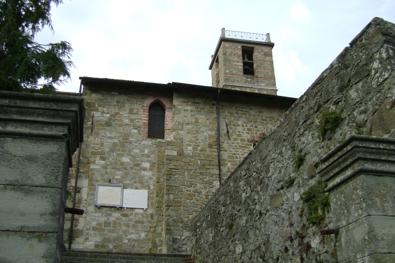 Lapide commemorativa della strage di Mommio, situata nella storica chiesa del paese.