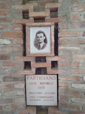Finestra in pietra con ritratto e targa in memoria di Lucio Martinelli, partigiano di Biagasco.