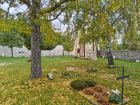 Cimitero di Casaglia, un luogo di pace immerso nella natura, con antiche mura e alberi che donano atmosfera.