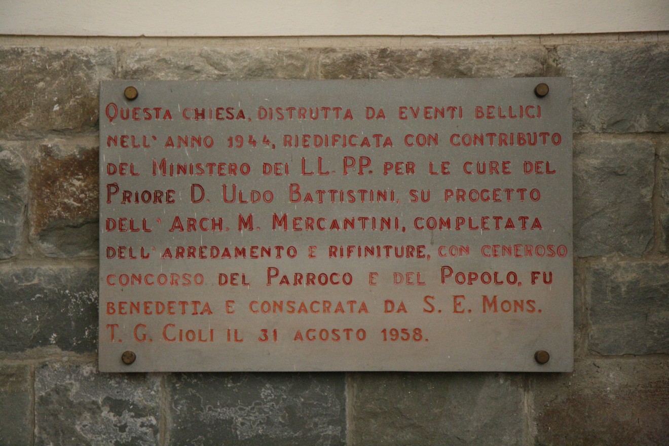 Lapide commemorativa per la ricostruzione della chiesa, avvenuta nel 1944.