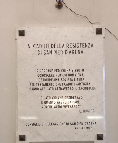 Lapidi commemorative dedicate ai caduti della Resistenza di San Pier d'Arena, con un messaggio di ricordo e sacrificio.