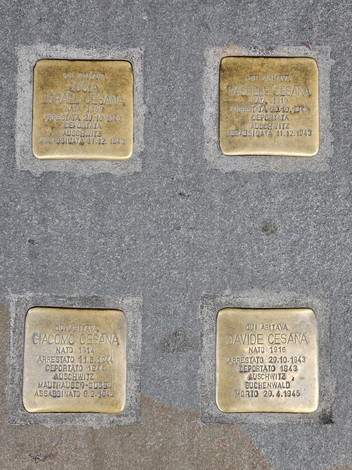 Pietre d'inciampo dedicate a membri della famiglia Cesana commemorati con targhe memoriali.