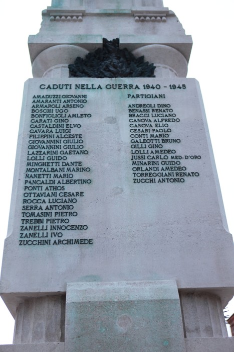 Monumento ai caduti di San Lazzaro di Savena, con nomi incisi in memoria dei soldati.