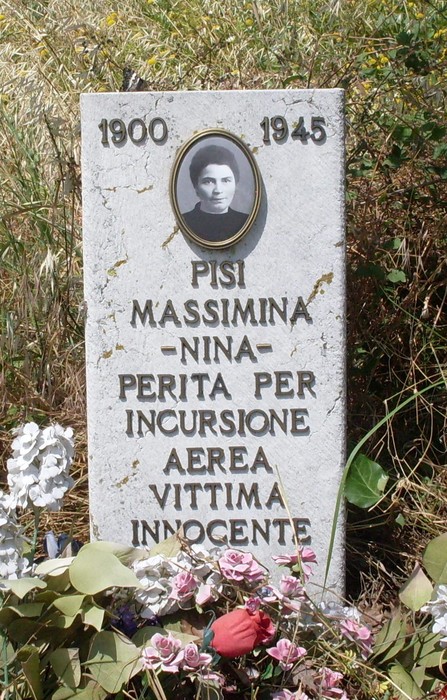 Cippo commemorativo dedicato a Massimina Pisi, vittima innocente di un'incursione aerea nel 1945.