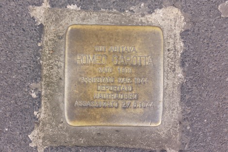 Pietra d'inciampo che commemora Romeo Garotta, vittima della deportazione e dell'Olocausto.