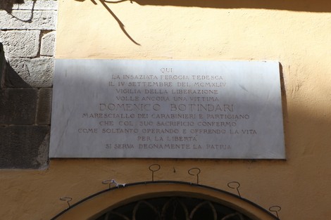 Lapide commemorativa dedicata a Domenico Botindari, carabiniere e patriota, in memoria del suo sacrificio per la libertà.