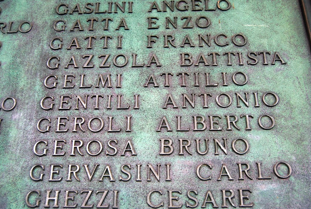 Lapidi commemorative sulla Loggia dei Mercanti, che ricordano nomi di persone significative.
