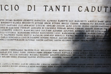 Monumento ai Caduti con nomi incisi in memoria dei militari e civili persi nella guerra.
