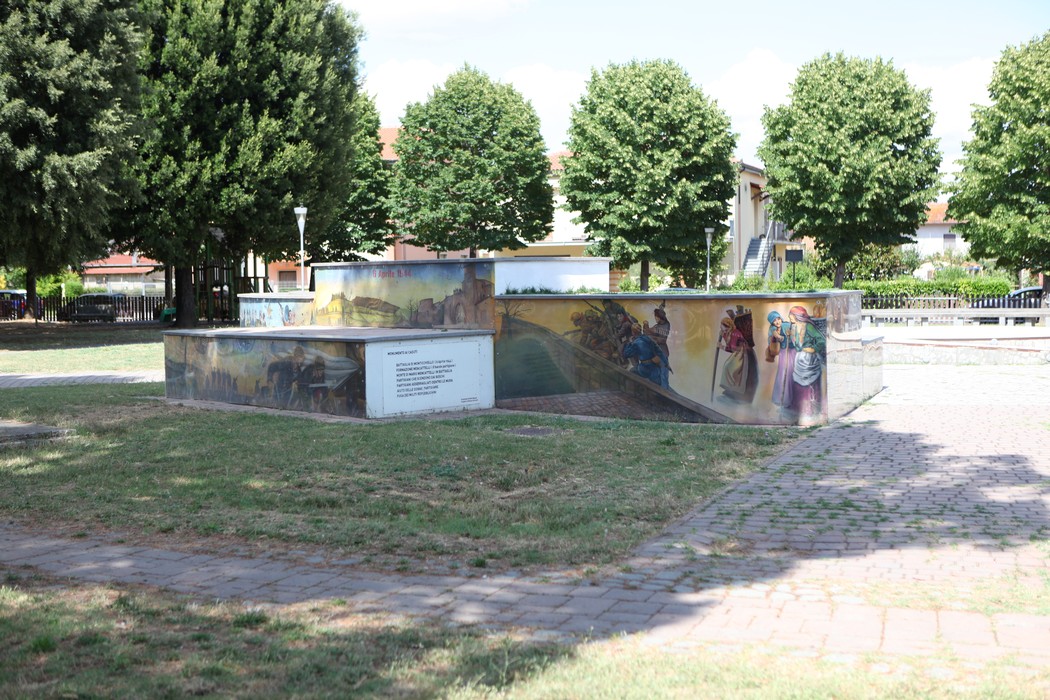 Murali colorati nel parco della Liberazione, circondati da alberi e spazio verde. Atmosfera di arte e cultura all'aperto.