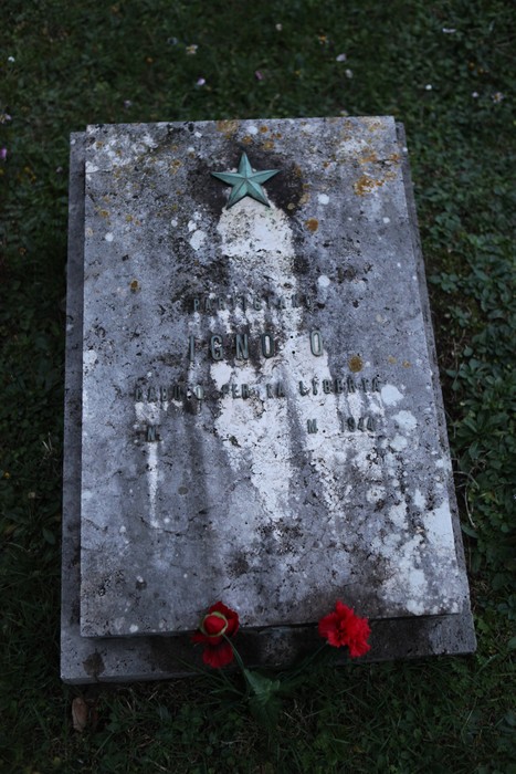 Monumento ai partigiani pratesi, commemorazione dei caduti con stella e fiori, simbolo di resistenza e libertà.