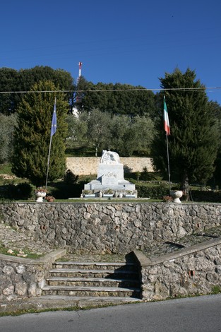 Monumento ai caduti di Capriglia, un tributo ai sacrifici degli eroi locali, immerso nel verde.