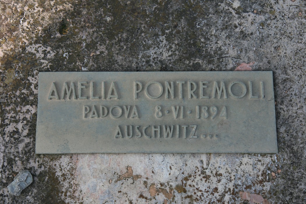 Cenotafio dedicato ai deportati nel cimitero ebraico, commemorazione della memoria e della tragedia della Shoah.