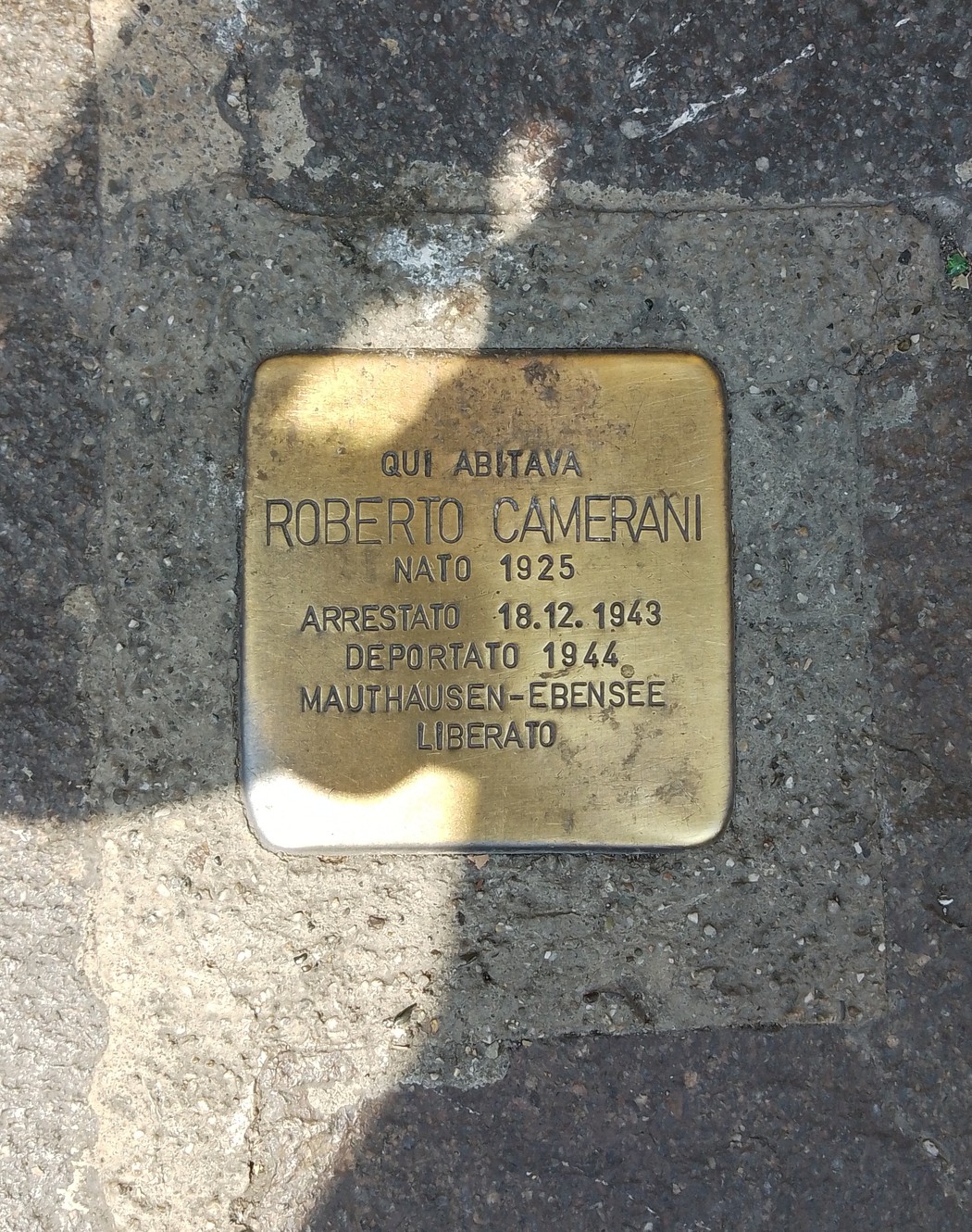 Pietra d'inciampo dedicata a Roberto Camerani, commemorativa della sua deportazione e liberazione.