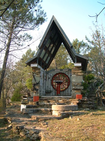 Capanna nel "Parco della Resistenza del Monte Brugiana", immersa nella natura e ricca di storia.