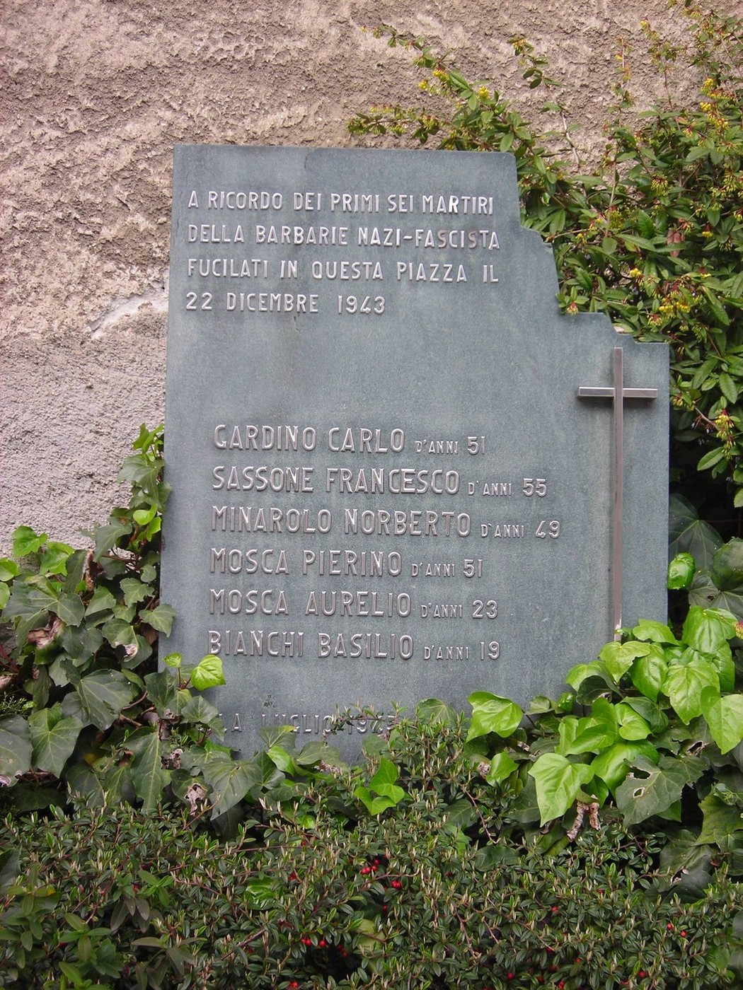 Lapide commemorativa per i primi martiri fucilati il 22 dicembre 1943, in ricordo della barbarie nazi-fascista.