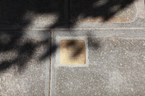 Pietra d'inciampo dedicata a Carlo Caselli, commemorazione incisa su una placca in un pavimento.
