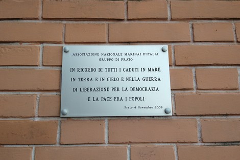 Monumento dedicato ai caduti per la Liberazione, simbolo di memoria e rispetto per chi ha combattuto.