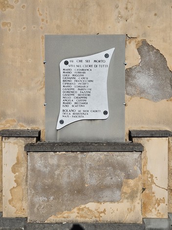 Lapide commemorativa dedicata ai caduti della Resistenza, con nomi incisi in memoria.