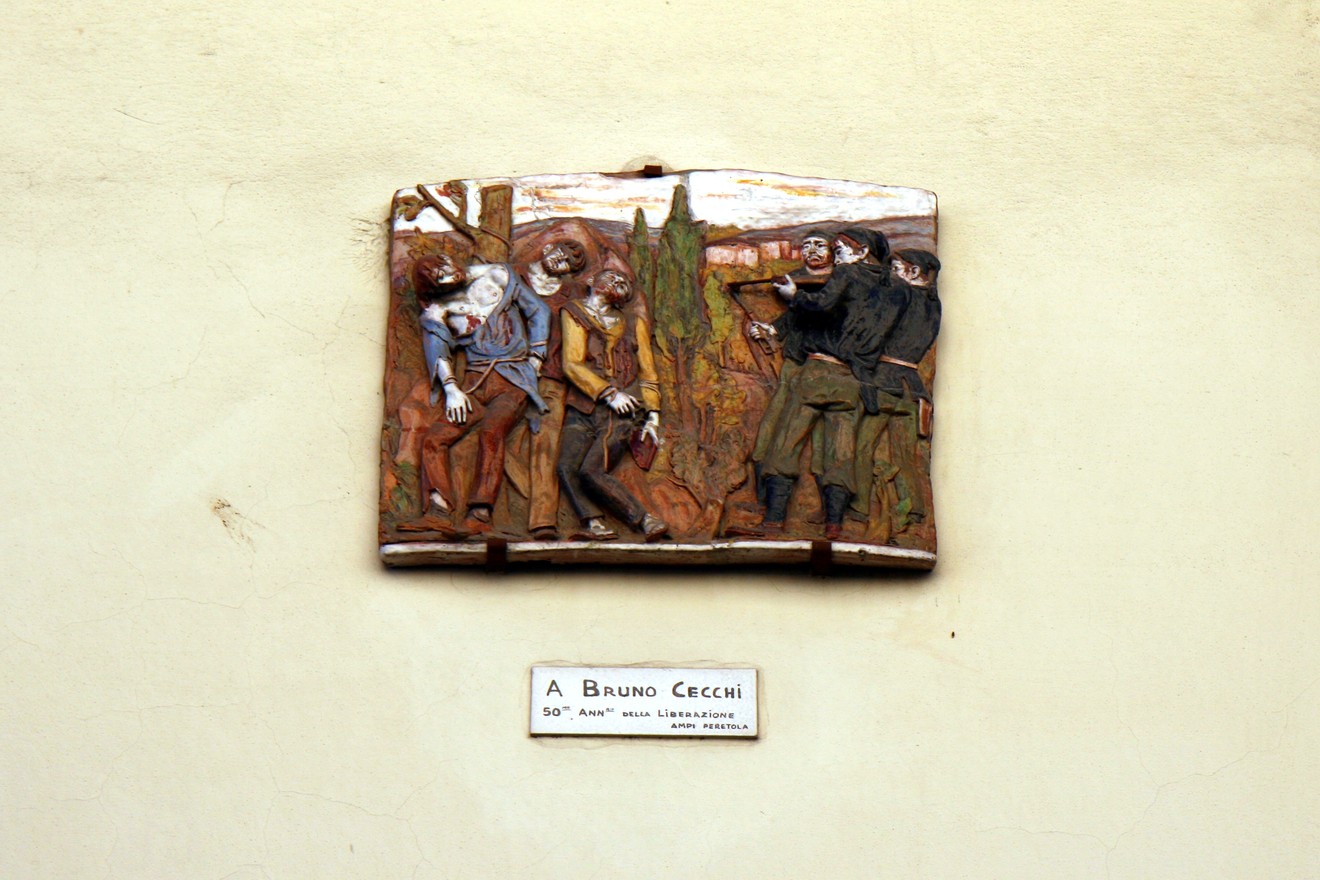 Bassorilievo dedicato a Bruno Cecchi, raffigurante figure storiche in un contesto evocativo.