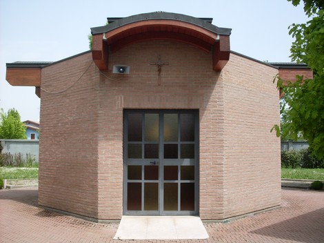 Sacrario dei caduti di Rolo: monumento commemorativo in ricordo dei soldati, con struttura in mattoni e porte vetrate.