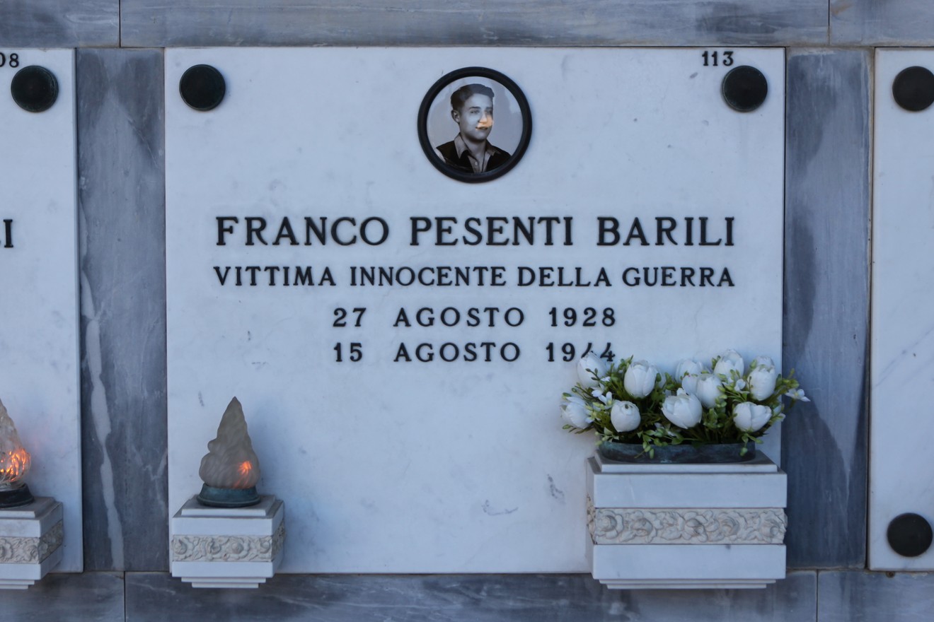 Sepolcro di Franco Pesenti Barili, vittima innocente della guerra, con decorazioni floreali e luci memoriali.