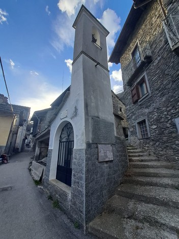 Lapide commemorativa in un paesaggio montano, eretta in onore di Mout e Ronsil.