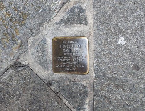 Pietra d'inciampo in memoria di Tranquillo Sartore, commemorando la sua storia e il destino tragico.