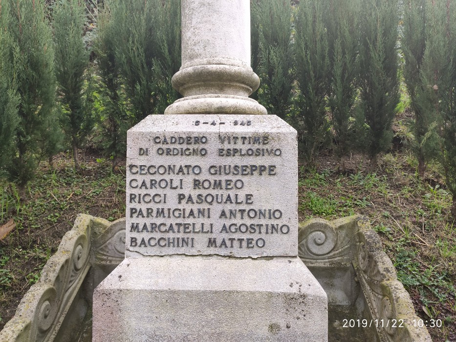 Cippo commemorativo per le vittime di esplosione a Ceconato e altri, con nomi di caduti incisi.