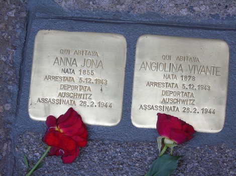 Pietre d'inciampo in memoria di Anna Jona e Angiolina Vivante, con rose rosse ai piedi.
