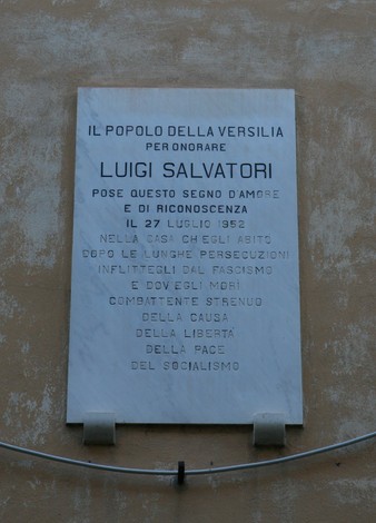 Lapide commemorativa in onore di Luigi Salvatori, vittima delle persecuzioni fasciste.