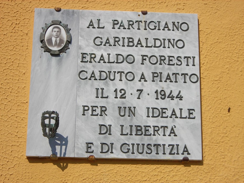 Lapide commemorativa dedicata al partigiano Eraldo Foresti, caduto a Piatto nel 1944 per libertà e giustizia.