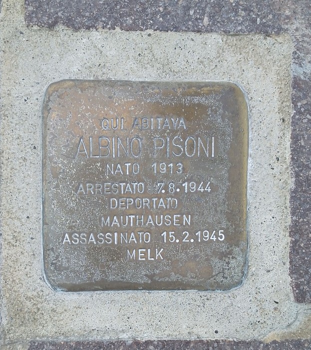 "Pietre d'inciampo commemorative nel Giardino della Memoria, dedicate a vittime della Shoah."